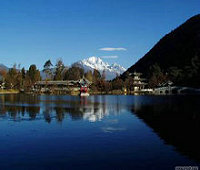 工作了几年手里有一笔积蓄，想送妈妈一辆车，妈妈比较注重车的内饰，有介绍吗？